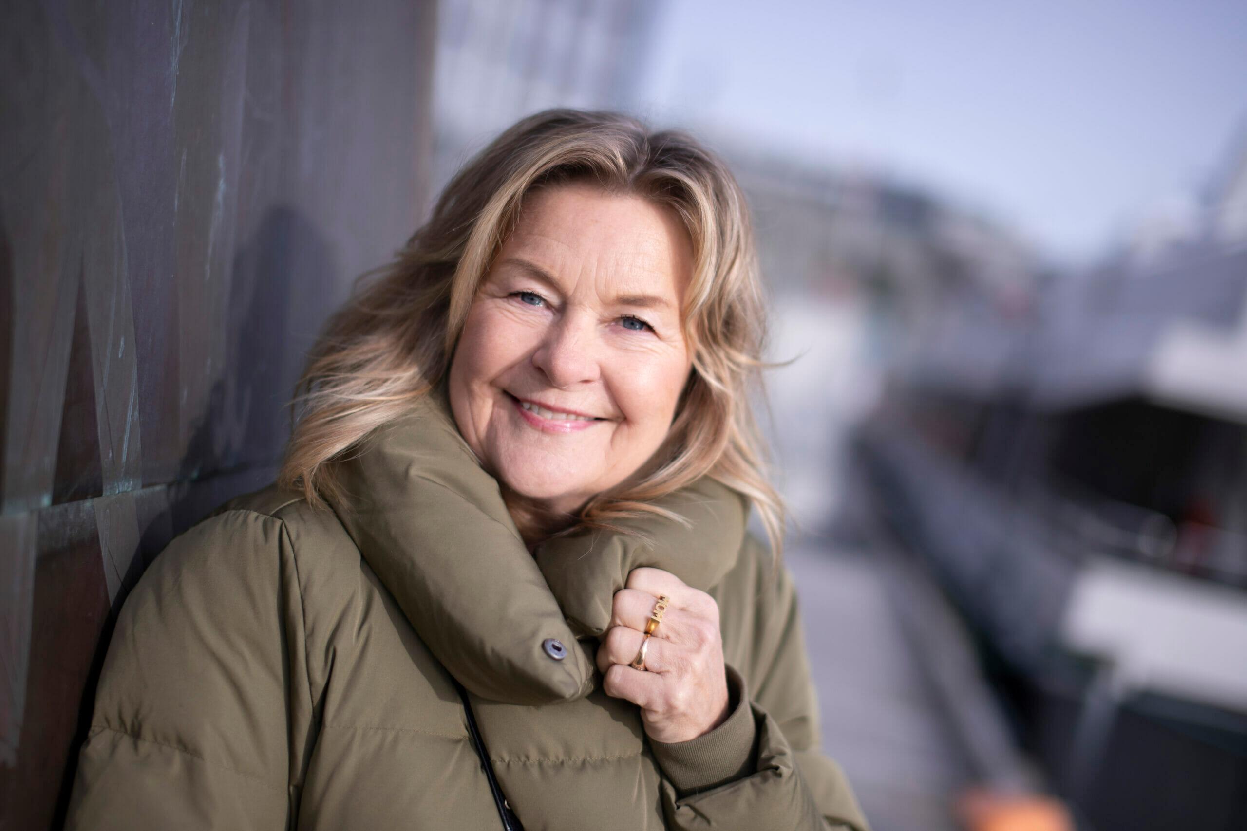 Bettan sprakk tanna på et blåskjell, og tannen var ikke til å redde. I kort stund senere stiller hun til intervju og forteller hvordan hun fikk tett oppfølging av tannlege Stian Kanestrøm i Oris Dental, for å erstatte den tapte tannen med tannimplantat.