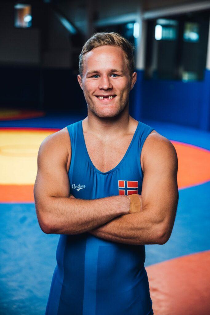 Bilde av en smilende og tannløs Morten Thoresen.