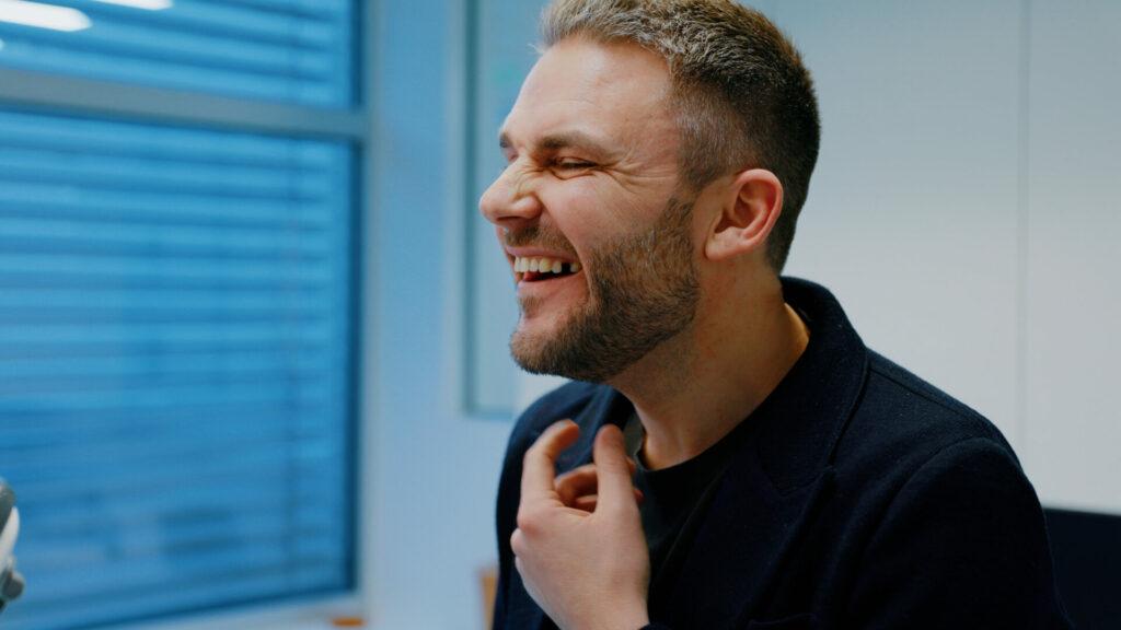 Pasient Leif viser fram den manglende tannen