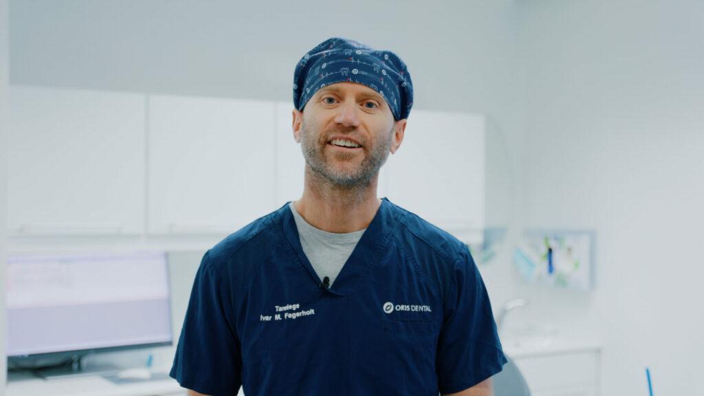 Tannlege Ivar smiler 
