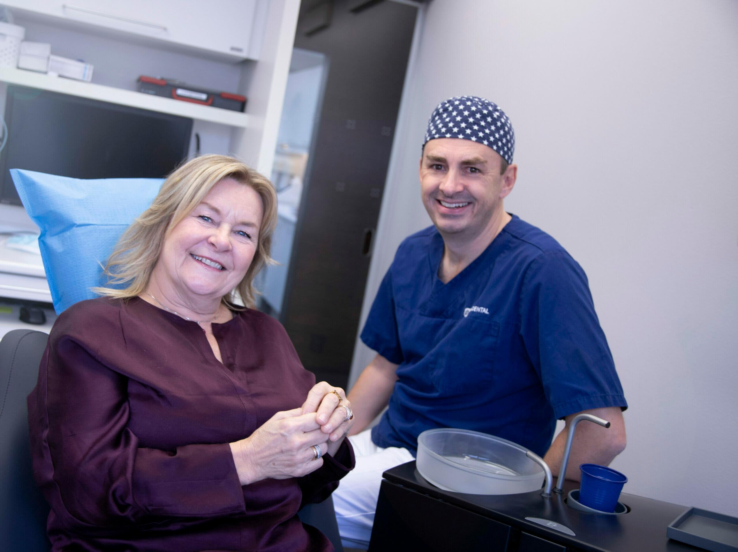 Elisabeth Andreassen i tannlegestolen ved siden av tannlege Stian Kanestrøm ved Oris Dental Aker Brygge, hvor hun skal få tannimplantat for å erstatte en tapt tann.