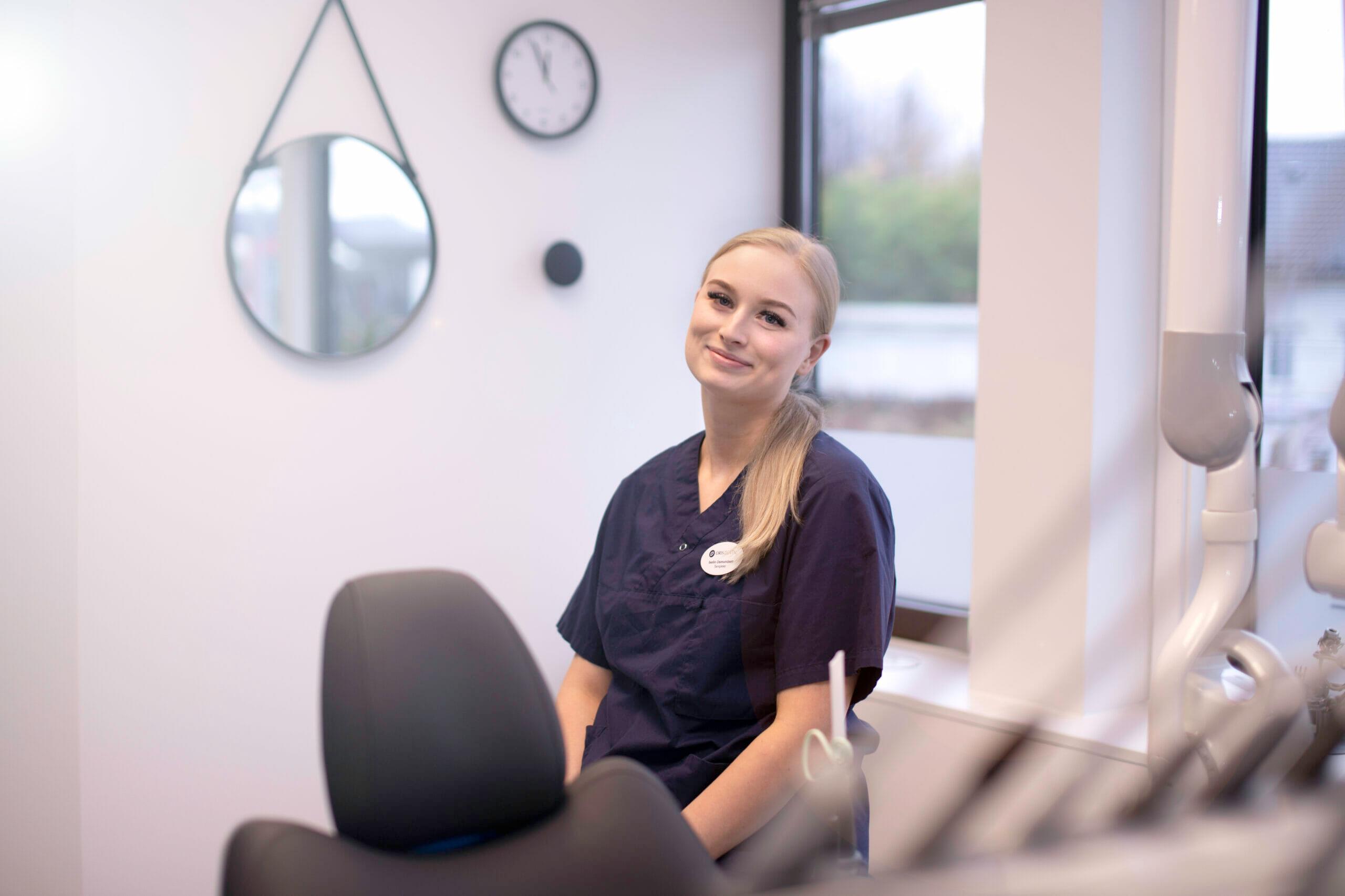 Tannbehandler ved Oris Dental som er tilgjengelig for å svare på spørsmål om tannhelse. Dersom man ringer klinikken direkte, svarer resepsjonist og innhenter riktig informasjon fra en fagkyndig på klinikk.