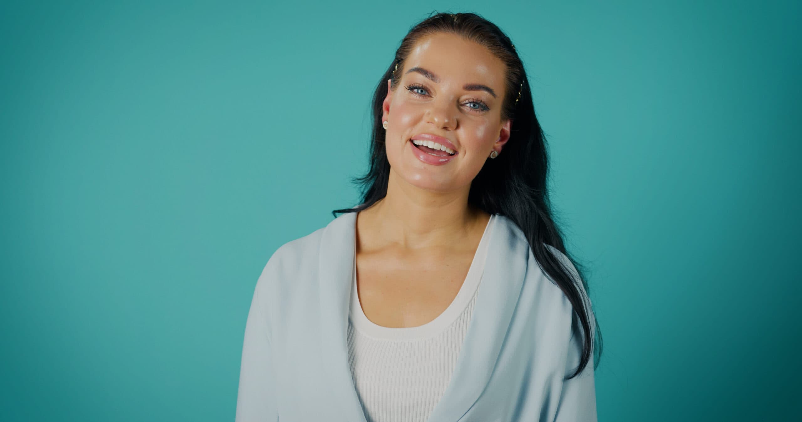 Ann Mari Olsen ønsket seg rettere tenner, og tok behandling med gjennomsiktig tannregulering. På fotoshoot med Oris Dental forteller hun om hvordan det var å gjennomføre behandlingen.