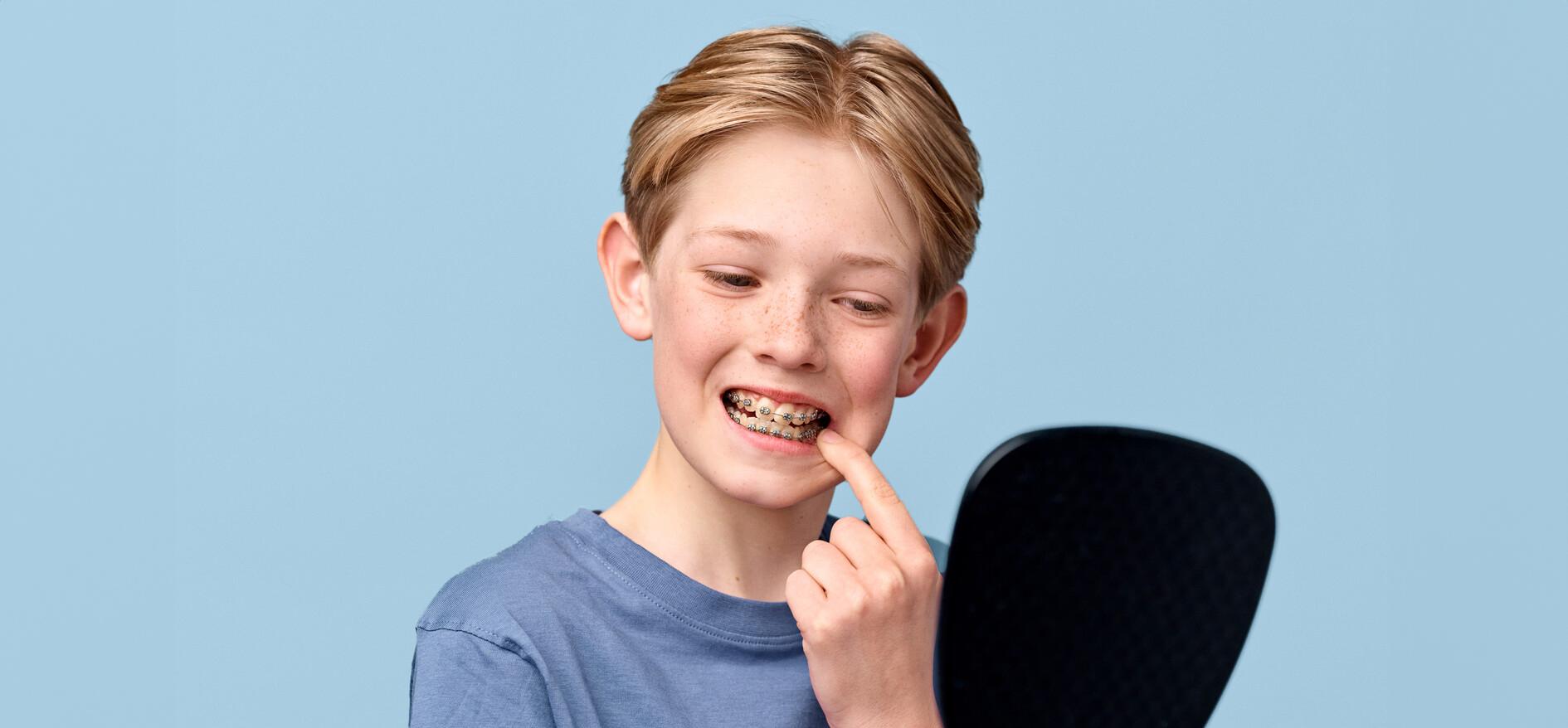 gutt med regulering ser seg i speilet