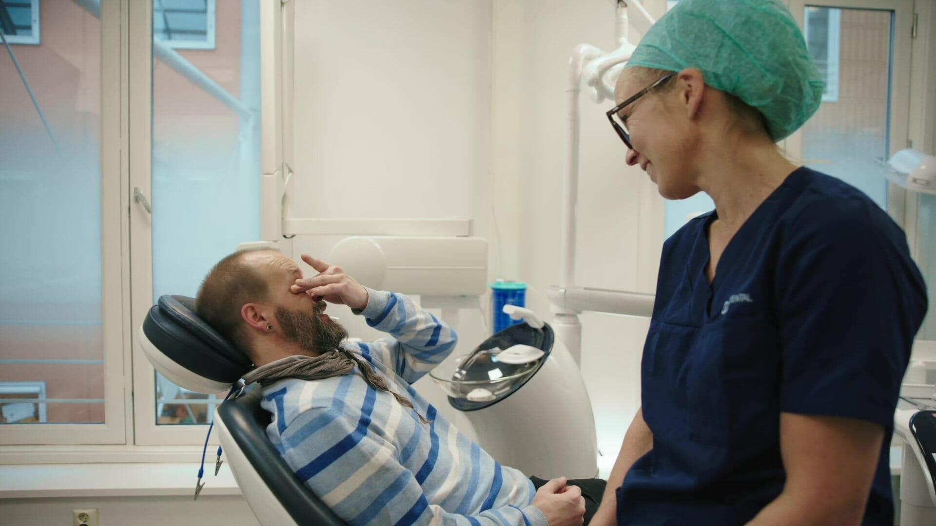 På vei mot et nytt smil etter et halvt liv i isolasjon