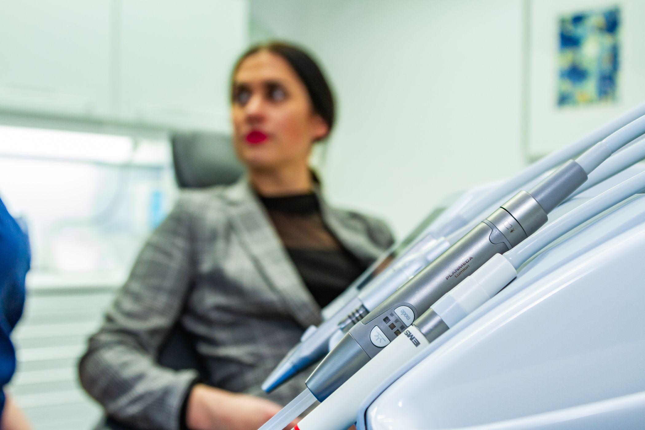 Marthe i tannlegestolen hos tannlege Anders Wangestad ved Oris Dental Løkketangen.