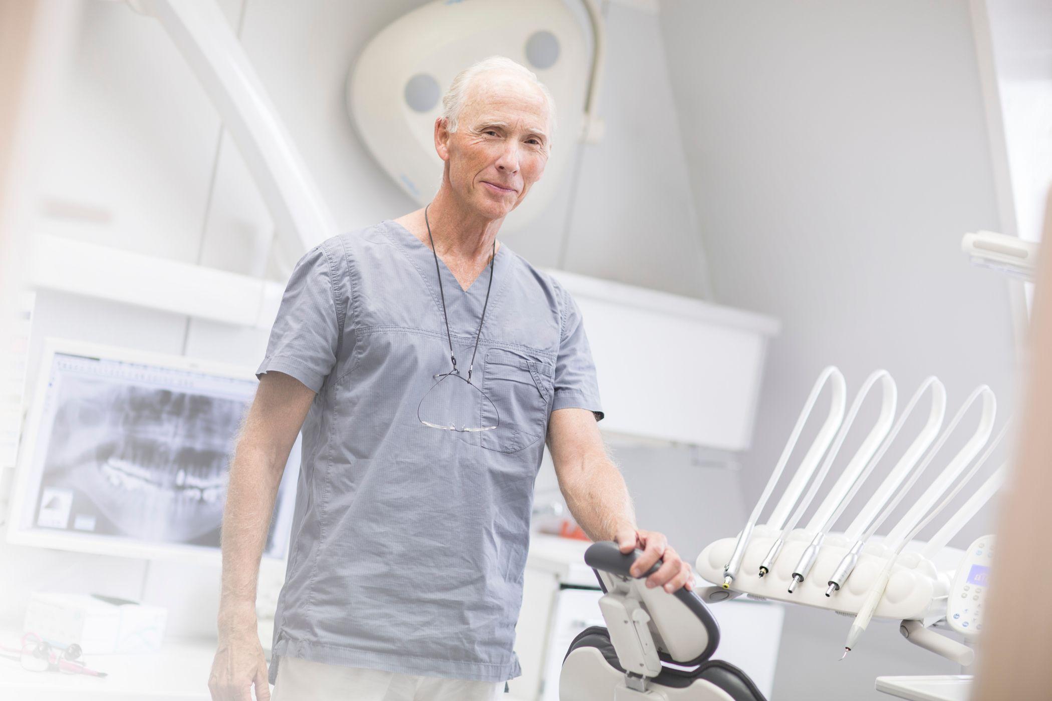 Tannlege Anders Wangestad står ved tannlegestolen i et behandlingsrom ved tannklinikken Oris Dental Løkketangen i Sandvika.