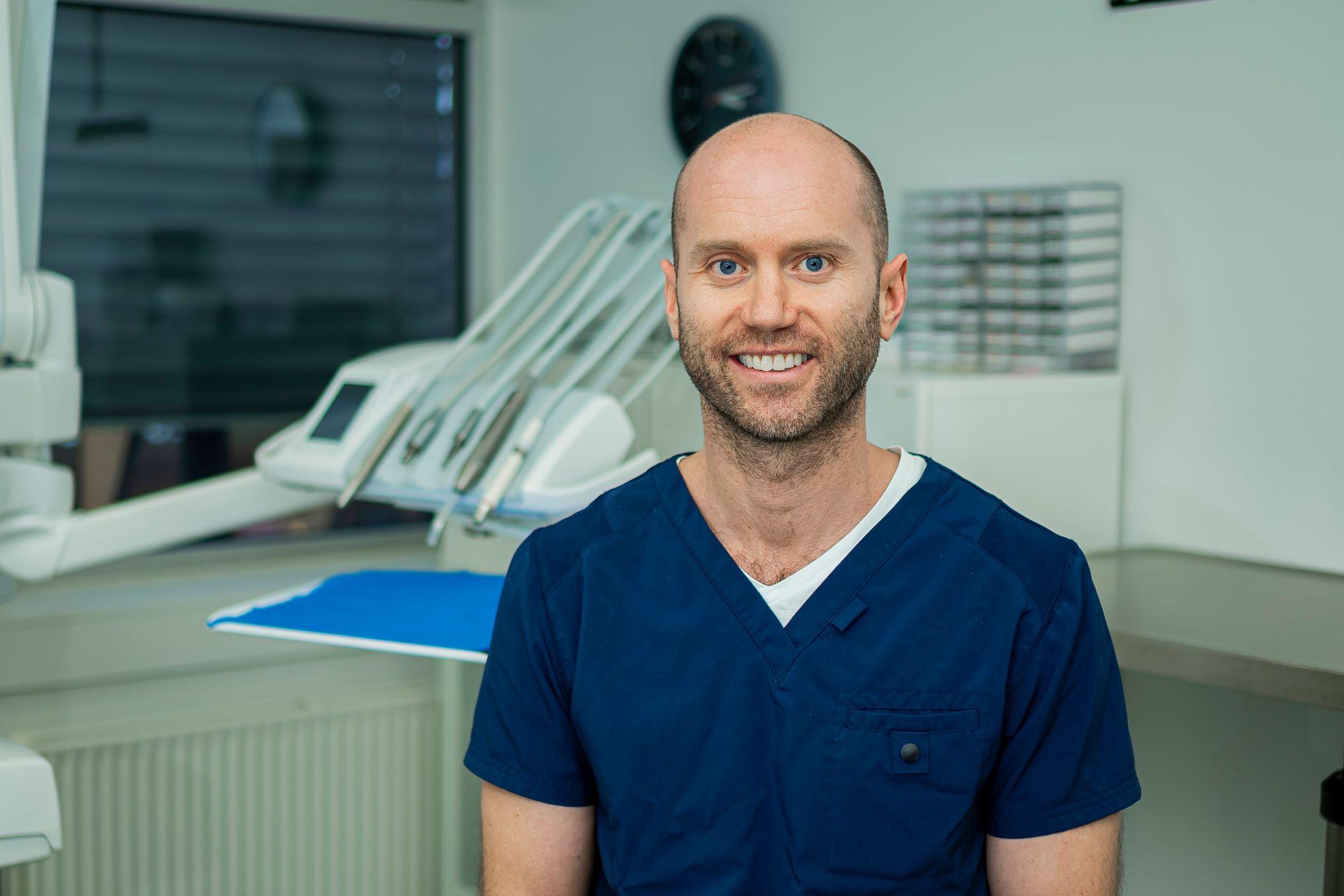 Tannlege Ivar Morten Fagerholt ved Oris Dental Trondheim Torg på behandlingsrommet før trekking av visdomstenner på Marte.