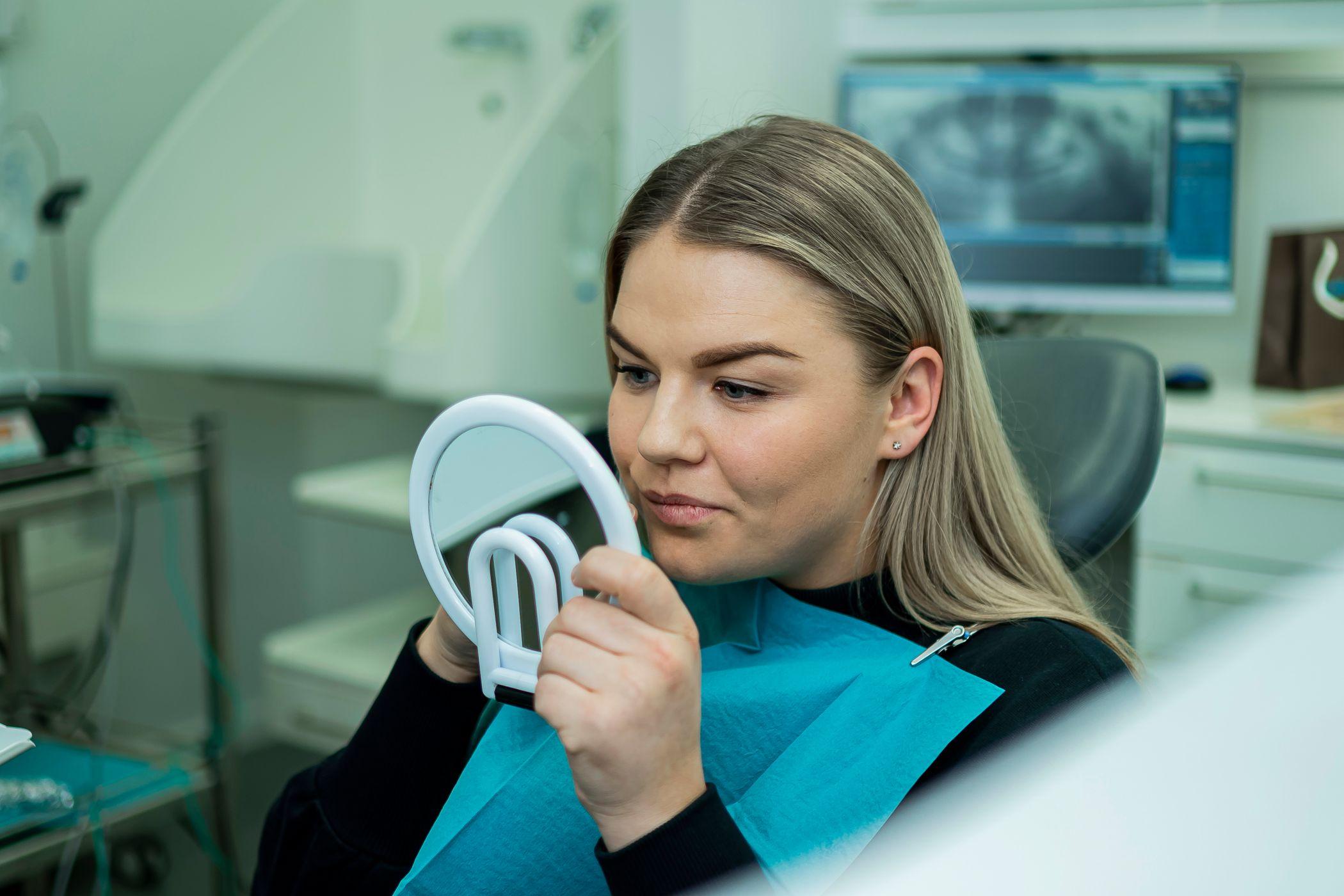 Marte studerer sine egne visdomstenner i speil ved Oris Dental Trondheim Torg.