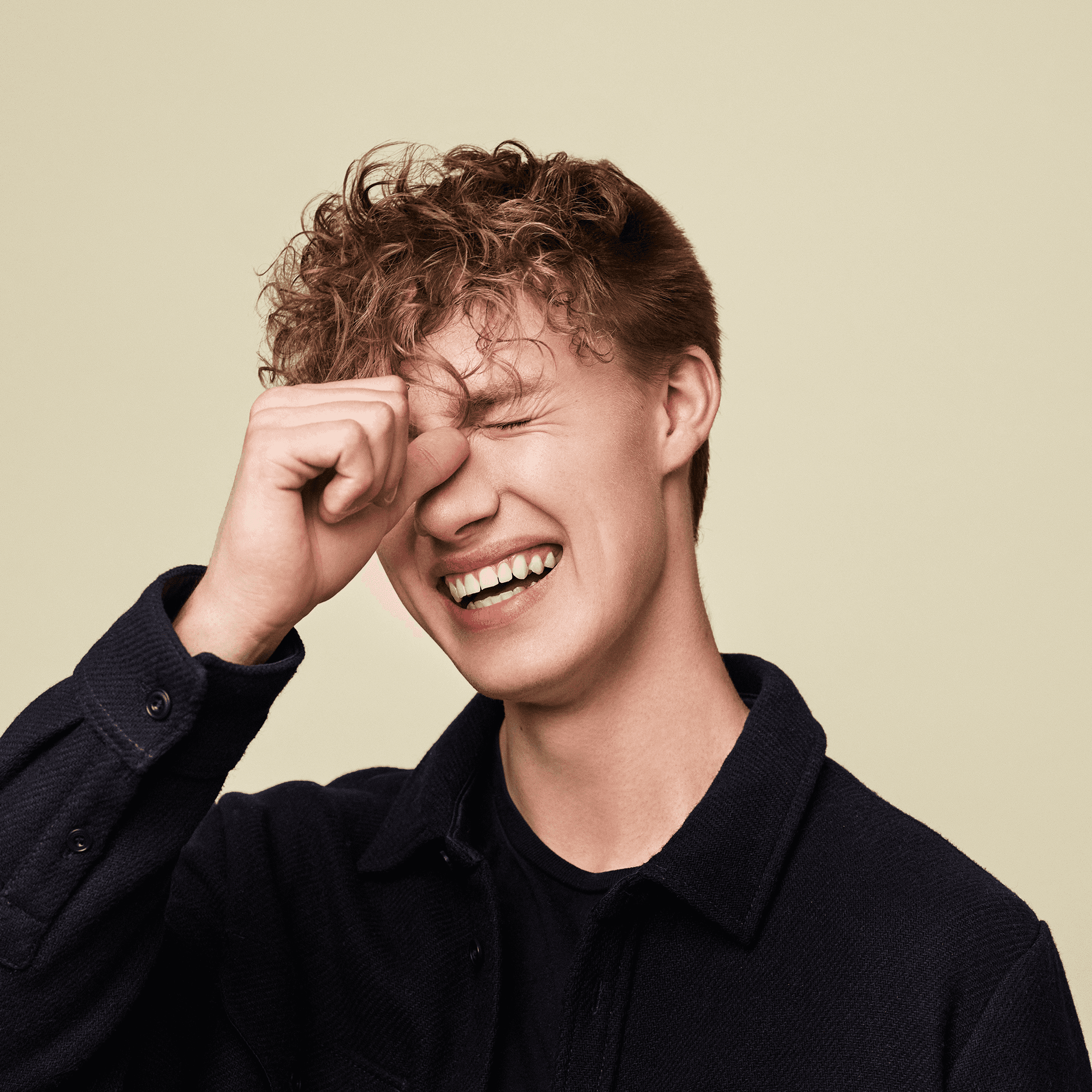 Gutt tar seg til ansiktet