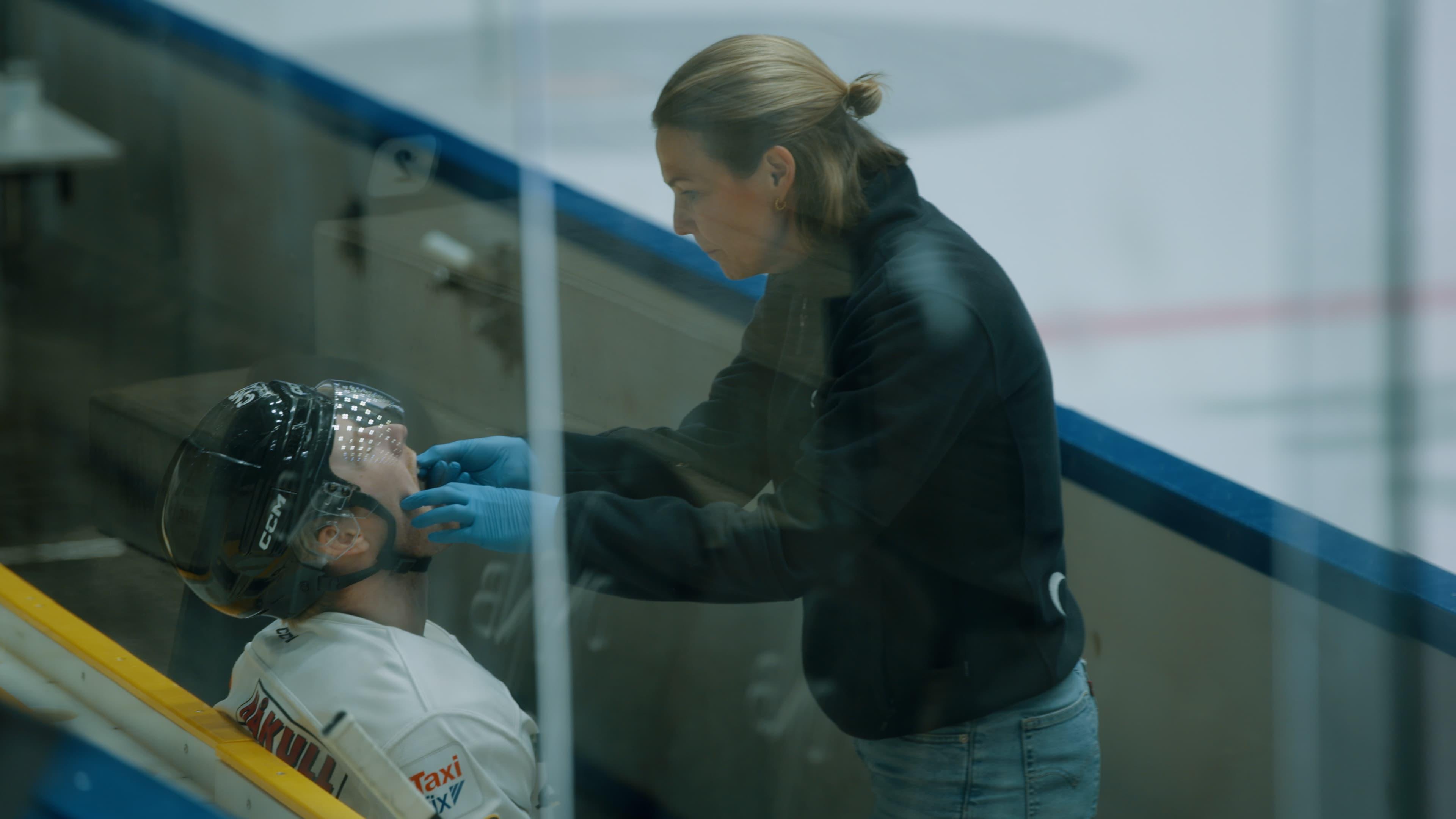 Tannlege Kristin Grytten sjekker tennene til spiller på Stavanger Oilers