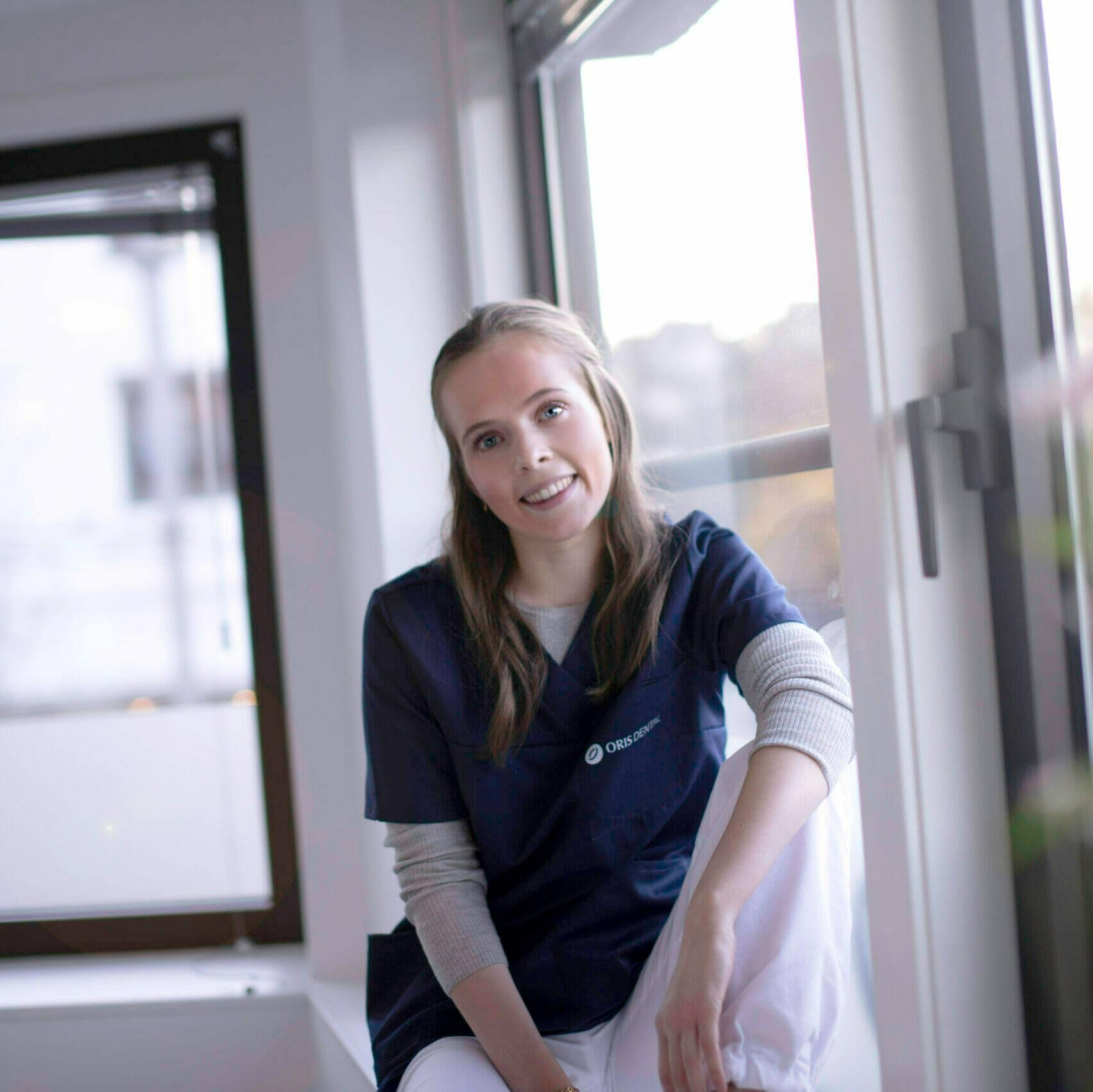 Kvinnelig tannbehandler ved Oris Dental som tar i mot bekymra pasienter, for å sørge for at de føler seg vel ivaretatt.