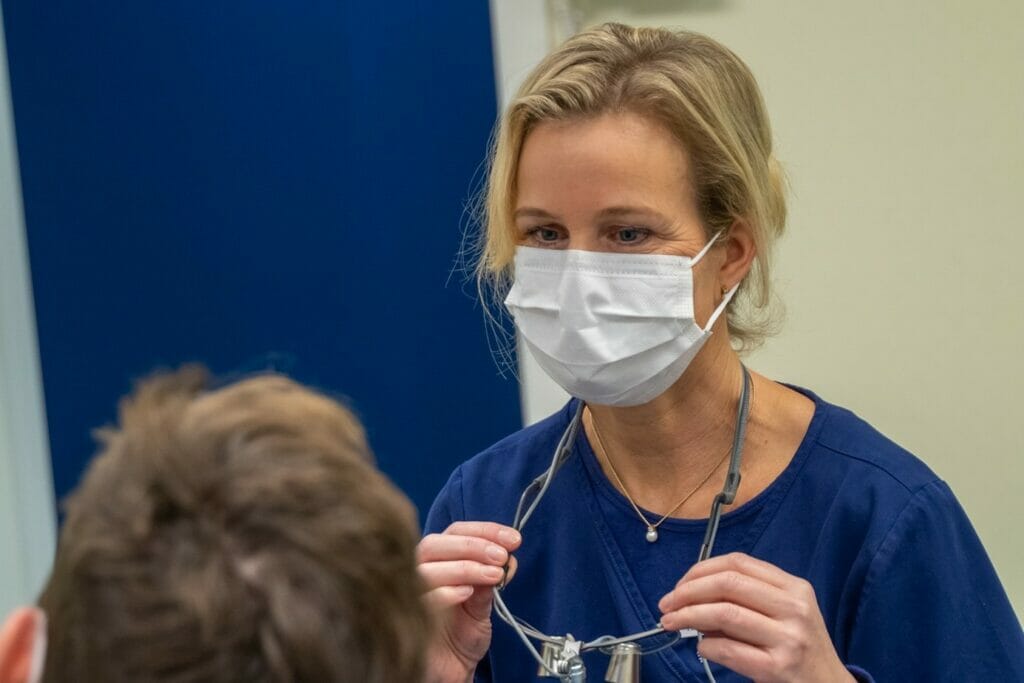 Tannlege Johanna Elisabeth Rykke Berstad ved Oris Dental Oralkirurgisk Klinikk i Oslo, jobber mye med pasienter under kreftbehandling, og forteller at behandling av kreft ofte går ut over munnhelsen.