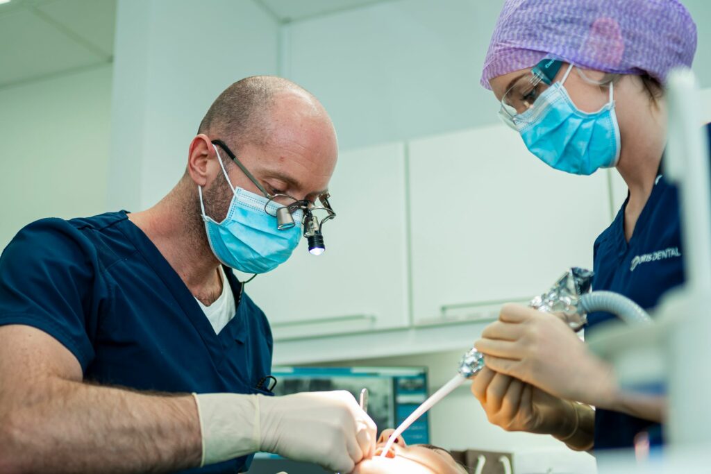 Marte i tannlegestolen mottar tannbehandling for betente visdomstenner fra tannlege Ivar Fagerholdt ved Oris Dental Trondheim Torg.