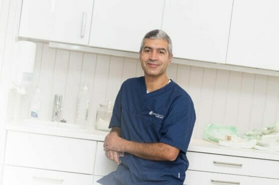 Tannlege Beroz Omid sitter på behandlingsrommet ved Oris Dental Leutenhaven, tannlegevakten i Trondheim.