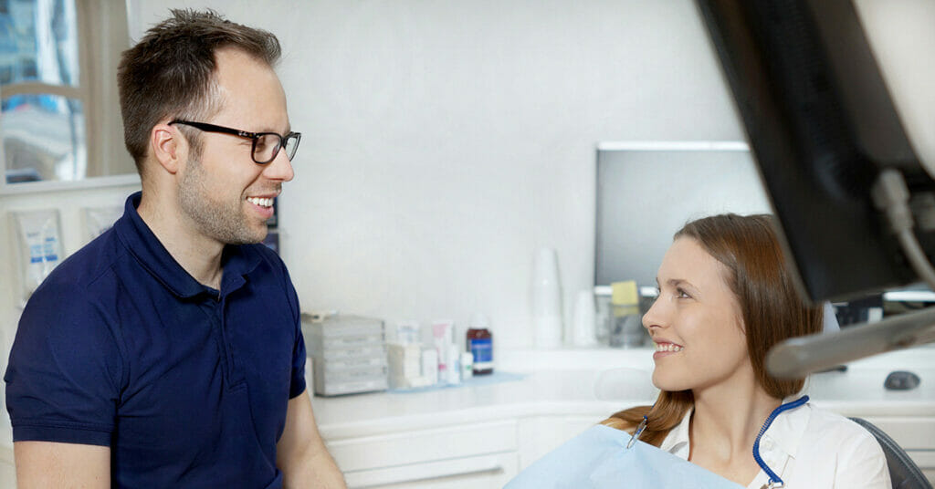 Tannlege Vegard Berg utfører en førstegangskonsultasjon på en pasient før Digital Smile Design ved Oris Dental Stoa i Arendal.